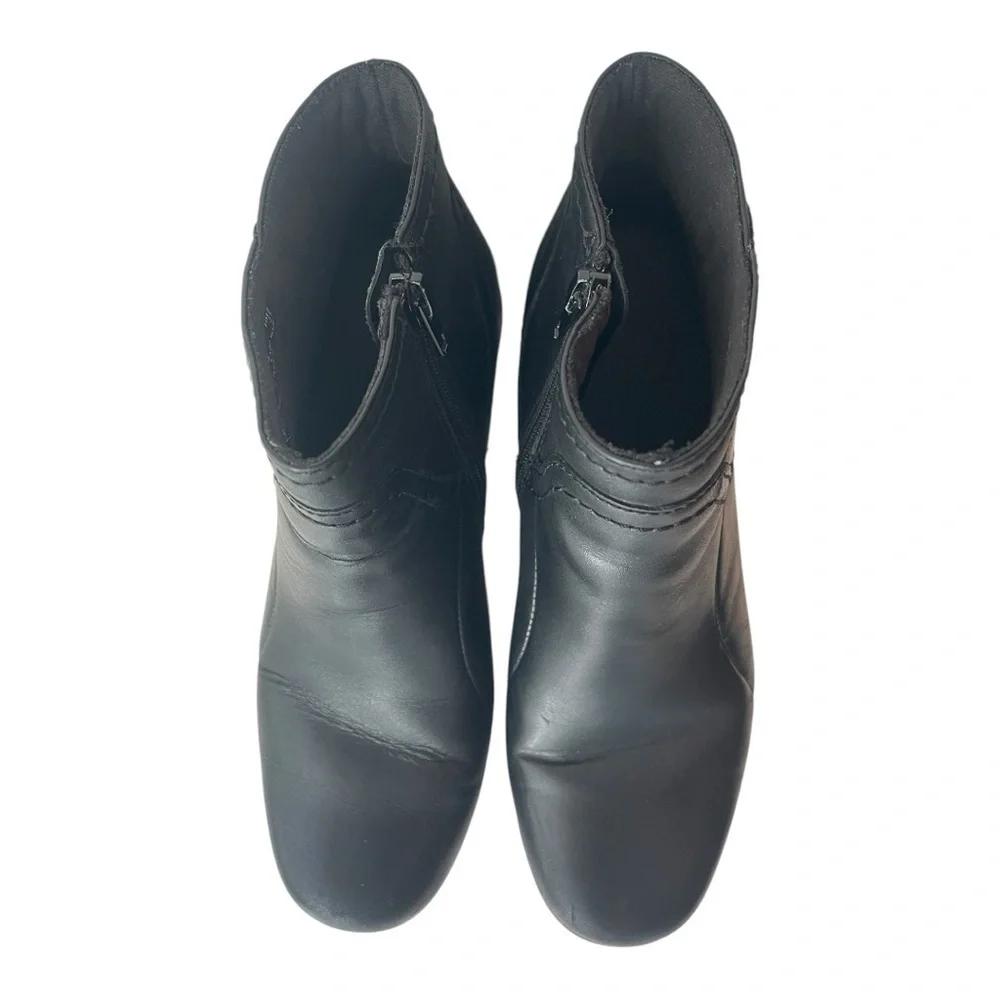 Clarks Leather Women’s black heeled ankle boots. Size 6.5M